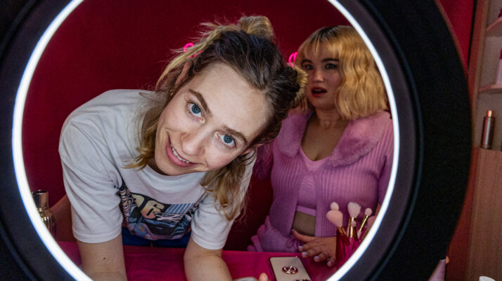 Donna (Lia von Blarer ) und Care_Ina (Malene Becker) im Lichtrah