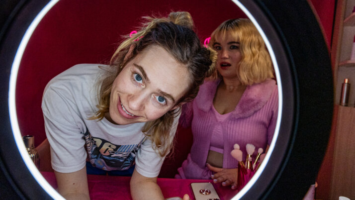 Donna (Lia von Blarer ) und Care_Ina (Malene Becker) im Lichtrah Donna (Lia von Blarer ) und Care_Ina (Malene Becker) im Lichtrah