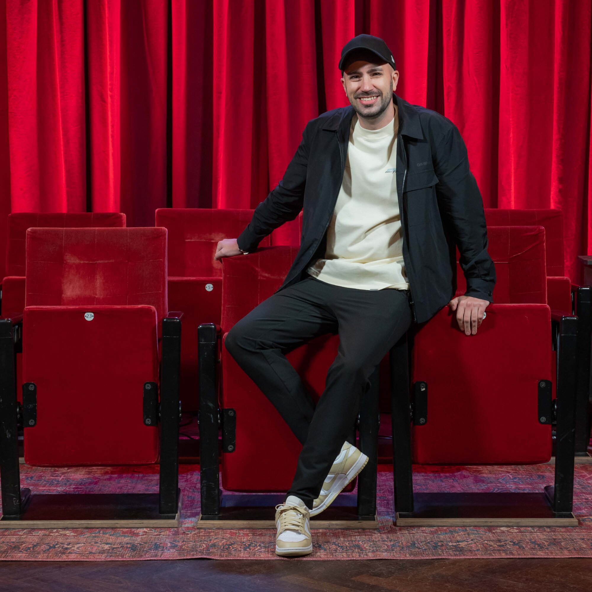 Dominik Porschen - Moderator des Abend Fotocredit Hojabr Riahi_Film- und Medienstiftung NRW (1) Dominik Porschen - Moderator des Abend Fotocredit Hojabr Riahi_Film- und Medienstiftung NRW (1)