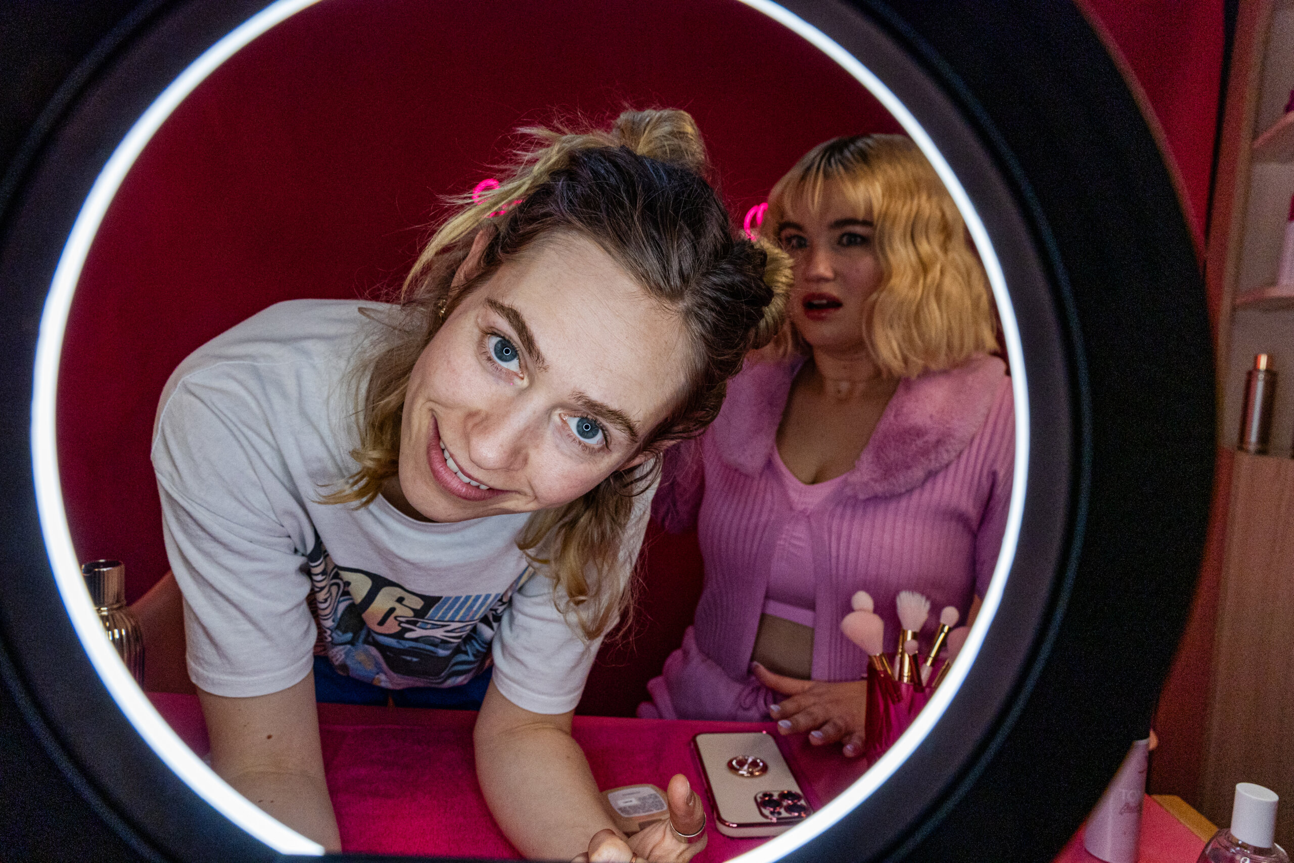 Donna (Lia von Blarer ) und Care_Ina (Malene Becker) im Lichtrah